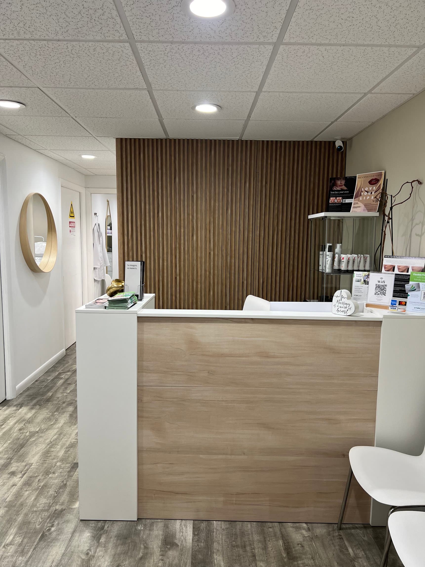 Recepción de MOSS Medical Spa en Doral, con pared de listones de madera