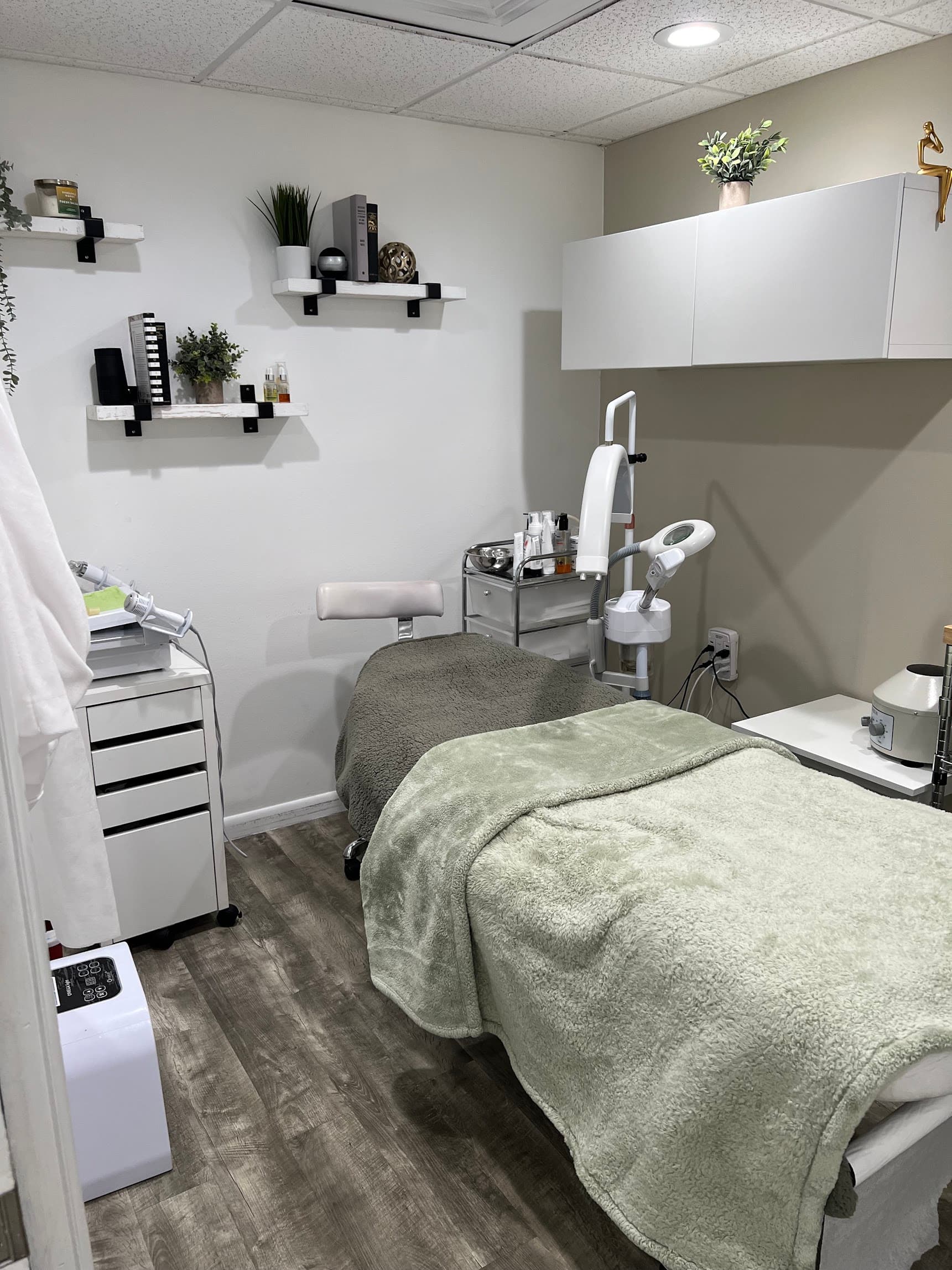 Cabina de faciales de MOSS Medical Spa con manta verde salvia
