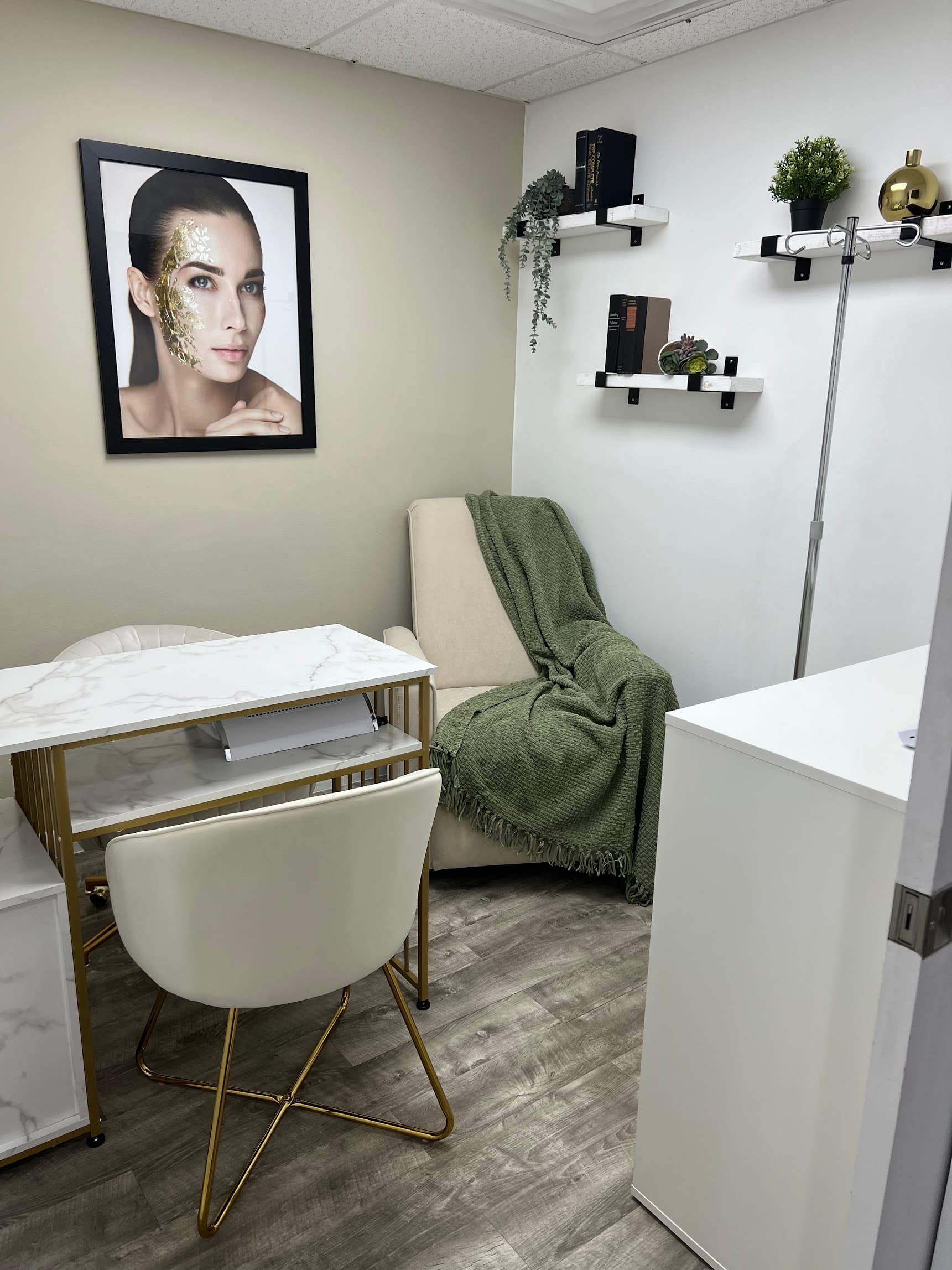Rincón de consulta de MOSS Medical Spa con sillón y manta verde